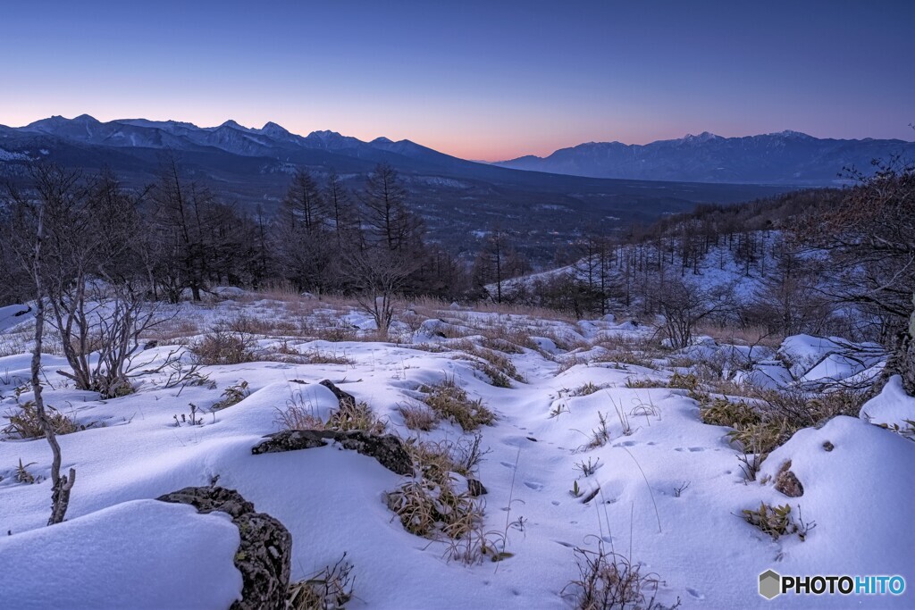 長野県・八子ヶ峰から望む八ヶ岳と南アルプスの夜明け