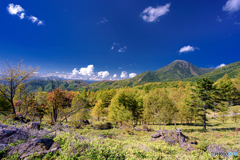 長野県・北横岳 初秋の登山道から眺める蓼科山の風景