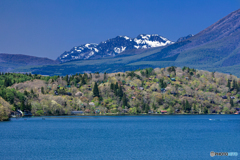 長野県・新緑の戸隠山と野尻湖の風景