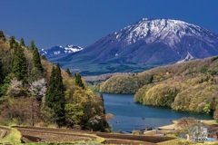 長野県・新緑の黒姫山と野尻湖の風景 3