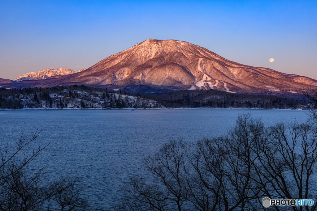 長野県・冬の野尻湖と黒姫山の夜明け 2