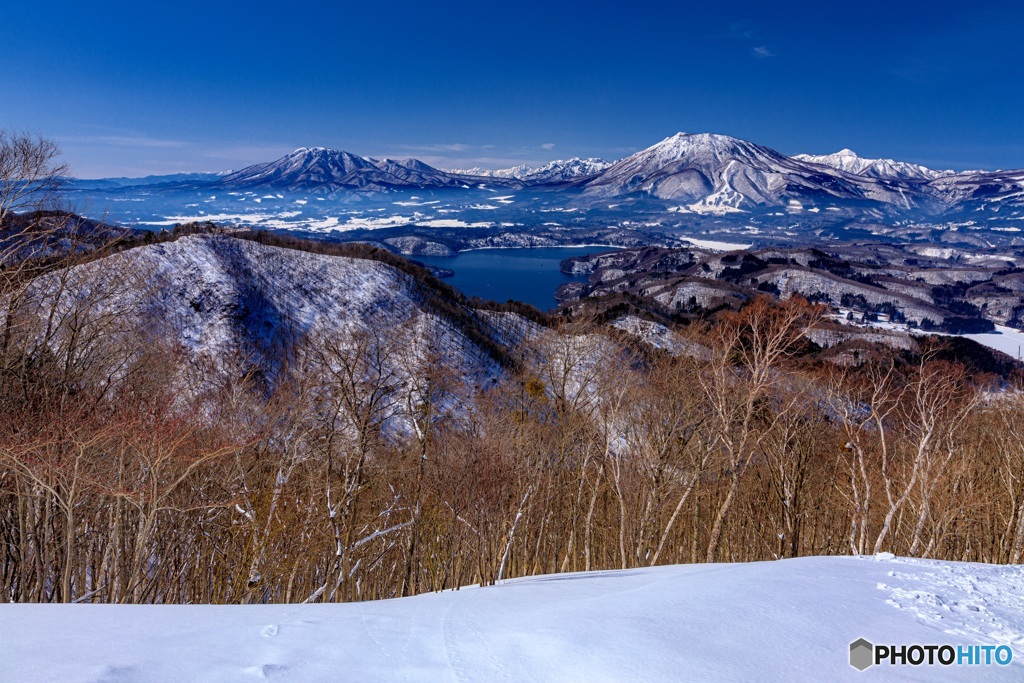 長野県・冬の野尻湖と黒姫山と飯縄山の風景 4