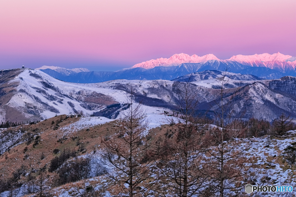 長野県・八子ヶ峰から望む北アルプスのモルゲンロート