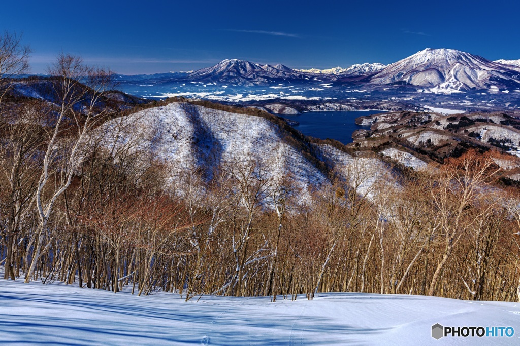 長野県・冬の野尻湖と黒姫山と飯縄山の風景 2