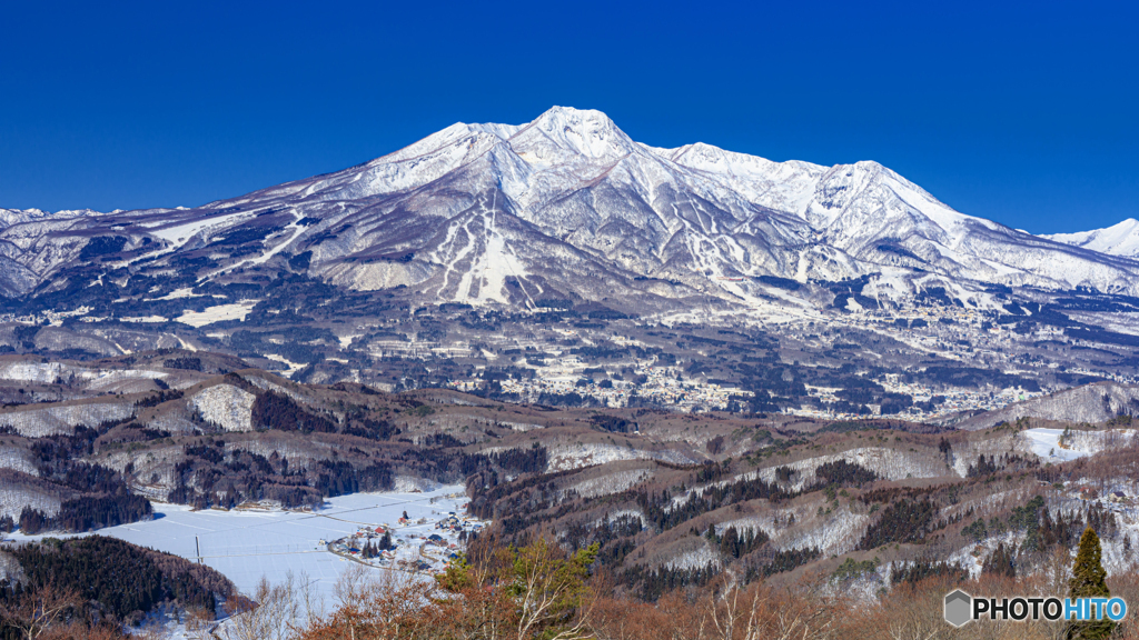 長野県・斑尾高原から望む冬の妙高山の風景 1