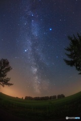 北海道・美瑛町 マイルドセブンの丘と夏の天の川