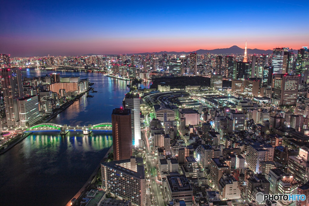 東京都・聖路加ガーデンの夕景