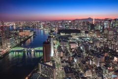 東京都・聖路加ガーデンの夕景