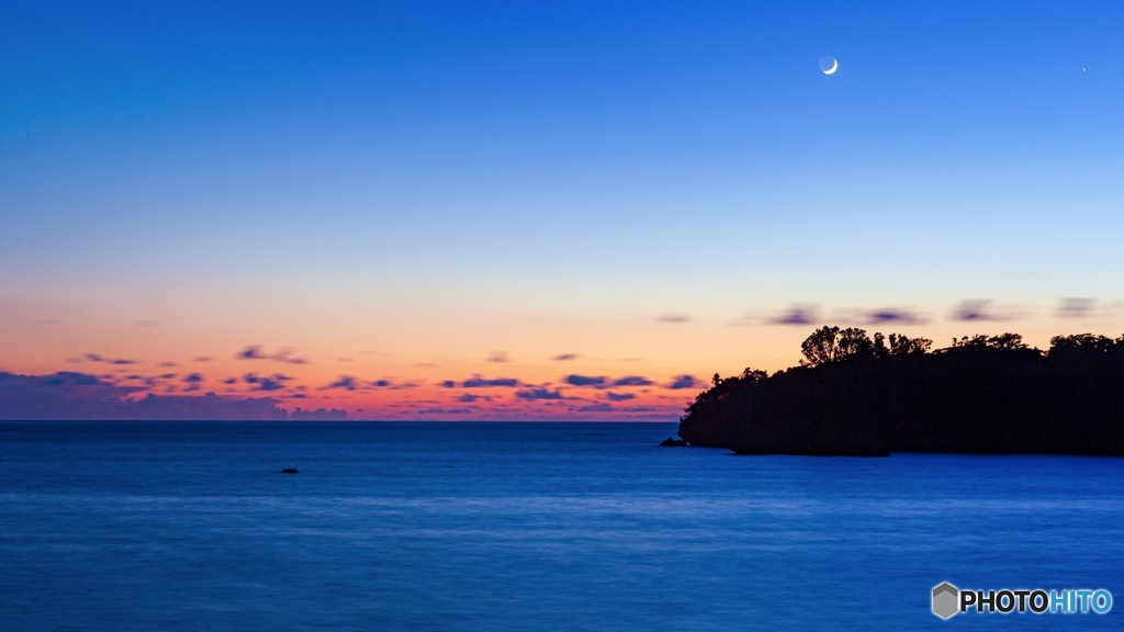 沖縄県・西表島 三日月と夕景