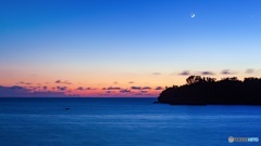 沖縄県・西表島 三日月と夕景