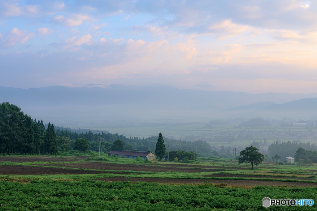長野県・木島平村 幻想的な早朝の朝霧の風景
