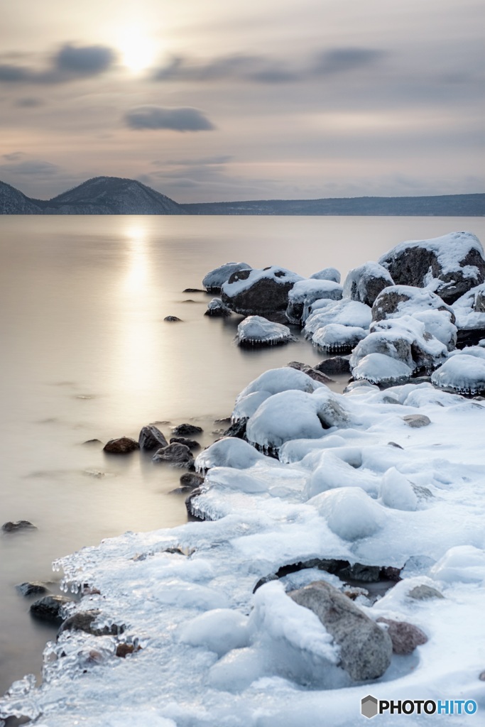 北海道・千歳市 冬の支笏湖の朝