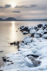 北海道・千歳市 冬の支笏湖の朝