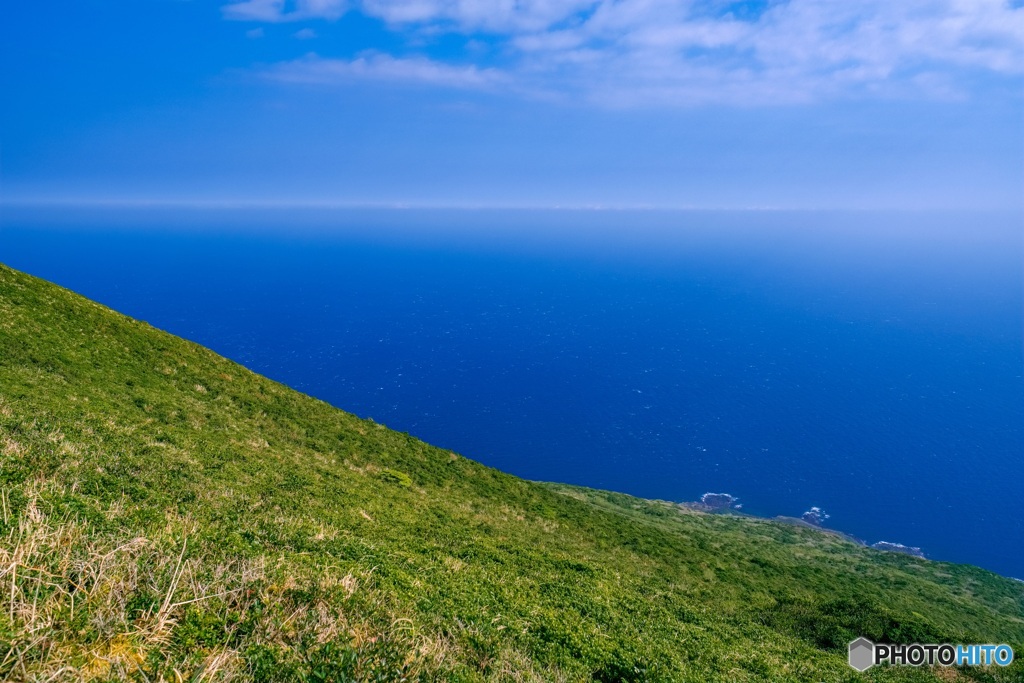 東京都・八丈島 八丈富士から望む青空と青い海 3