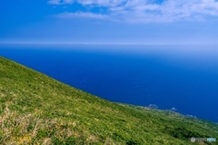 東京都・八丈島 八丈富士から望む青空と青い海 3