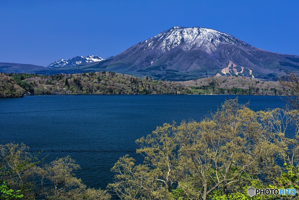 長野県・新緑の黒姫山と野尻湖の風景 1