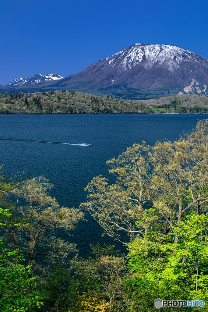 長野県・新緑の黒姫山と戸隠山と野尻湖の風景