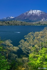 長野県・新緑の黒姫山と戸隠山と野尻湖の風景