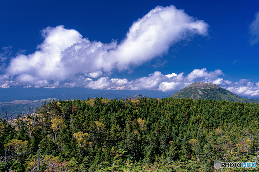 長野県・北横岳 初秋の山頂から眺める蓼科山の風景