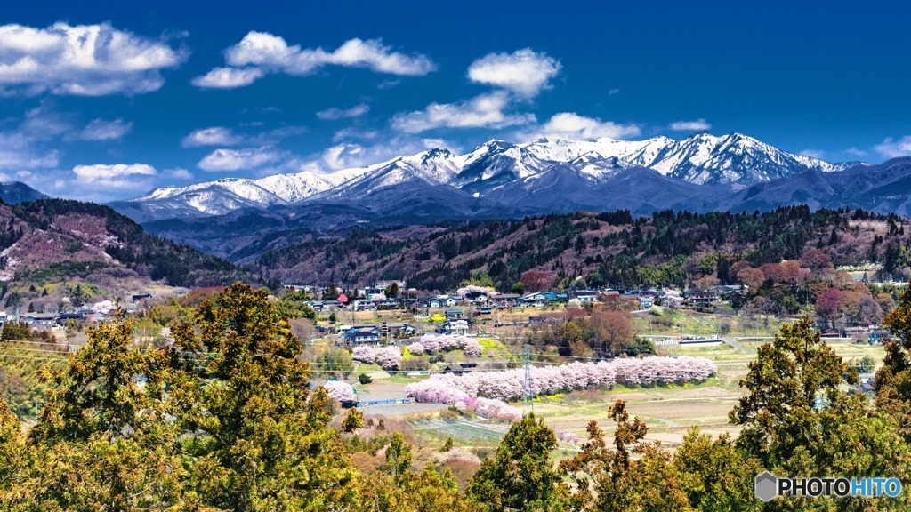 群馬県・武尊連峰と沼田市の桜