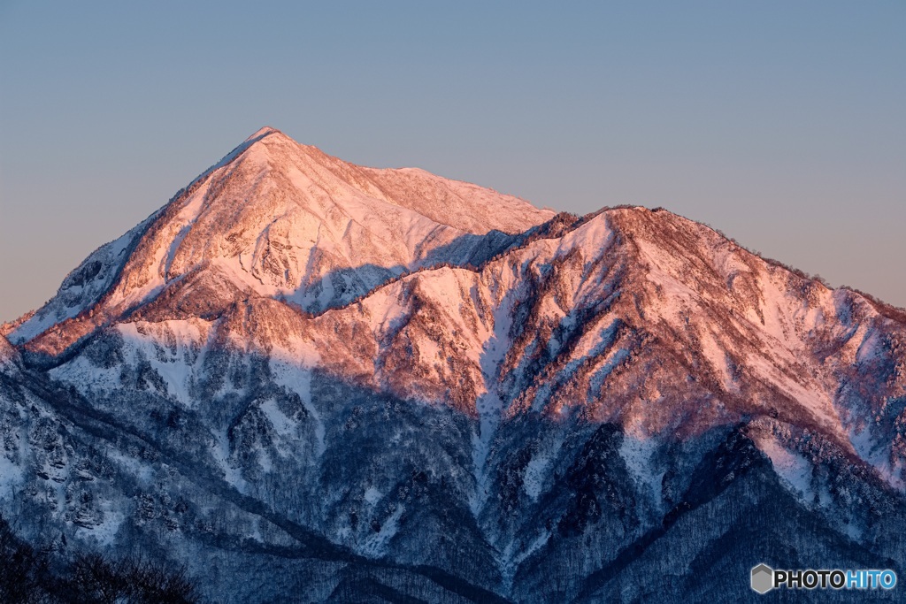 長野県・戸隠から望む高妻山のモルゲンロート