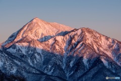 長野県・戸隠から望む高妻山のモルゲンロート