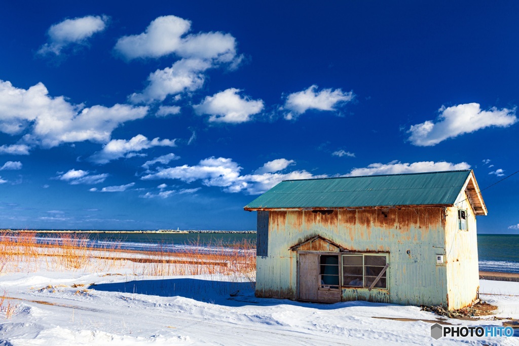 北海道・釧路町 冬の海沿いの一軒家