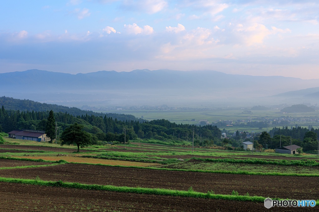 長野県・木島平村 幻想的な早朝の朝霧の風景