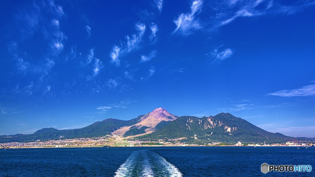 長崎県・海上から望む雲仙の山々