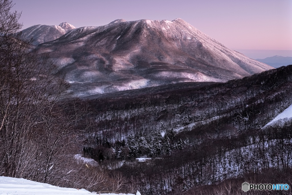 長野県・冬の朝焼けと黒姫山