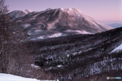 長野県・冬の朝焼けと黒姫山