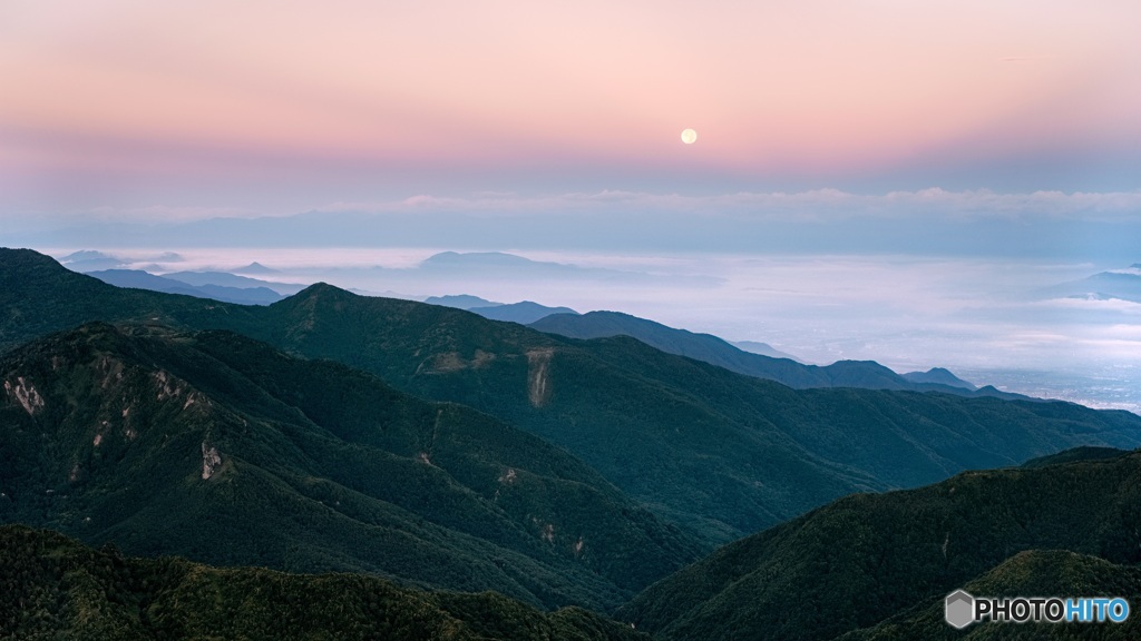 長野県・夏の横手山山頂からの夜明け 3