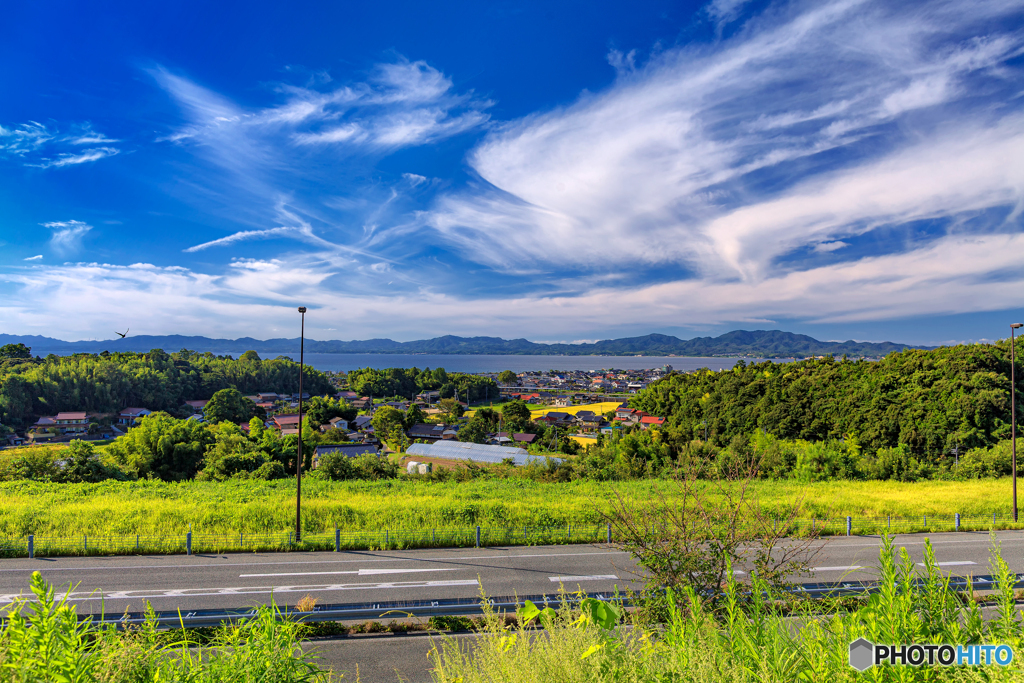 島根県・高速道路の彼方に臨む宍道湖の風景