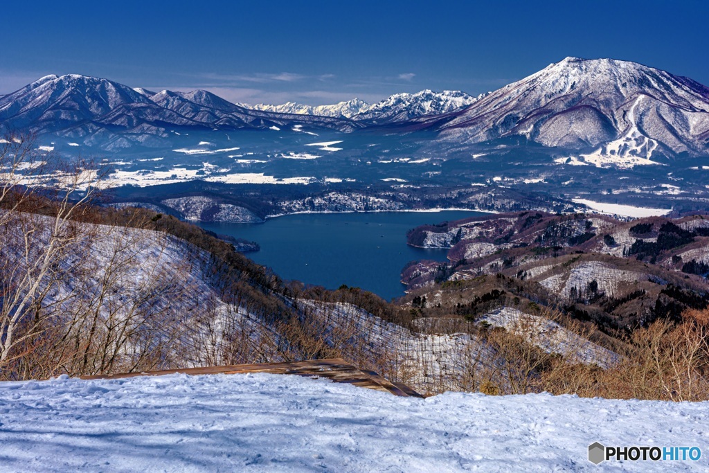 長野県・冬の野尻湖と黒姫山と飯縄山の風景 3