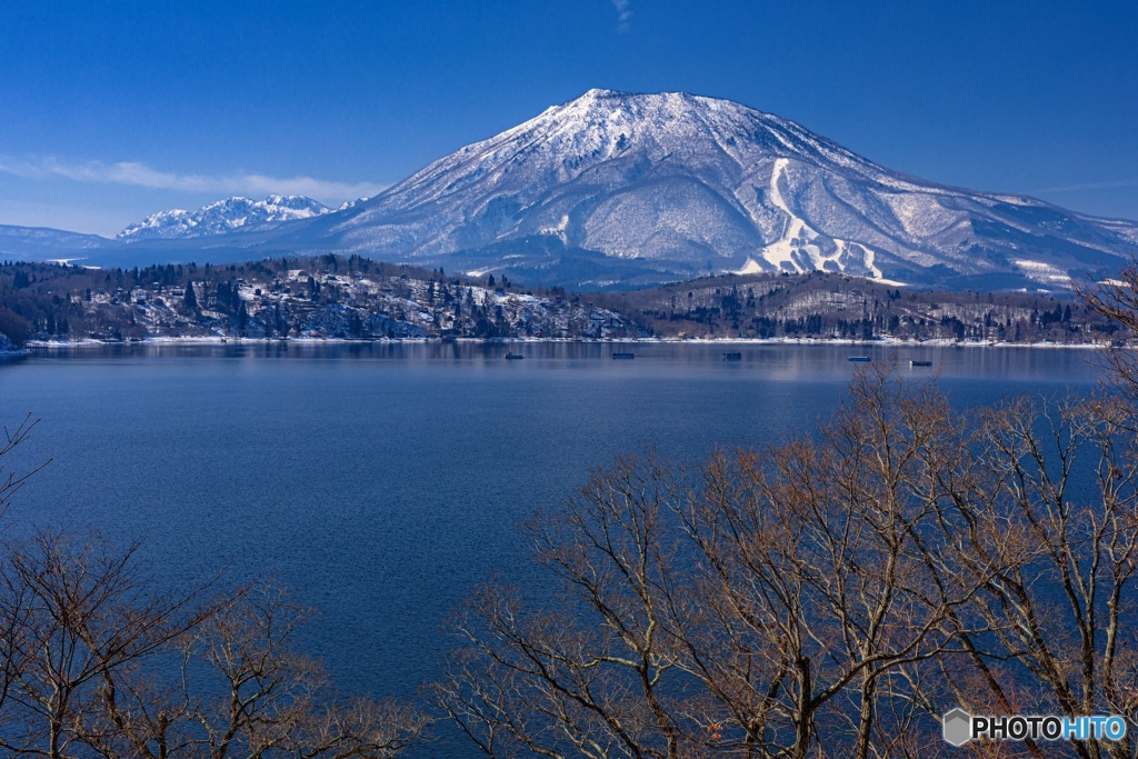 長野県・冬の野尻湖と黒姫山の風景 2