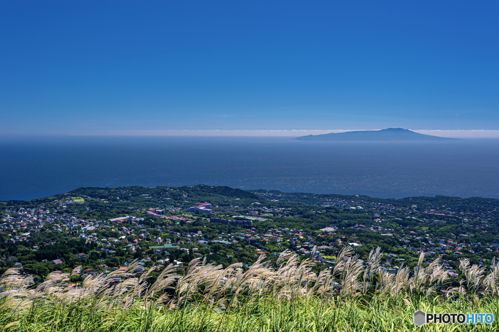 静岡県・伊東市 夏の大室山からの眺める伊豆大島の風景