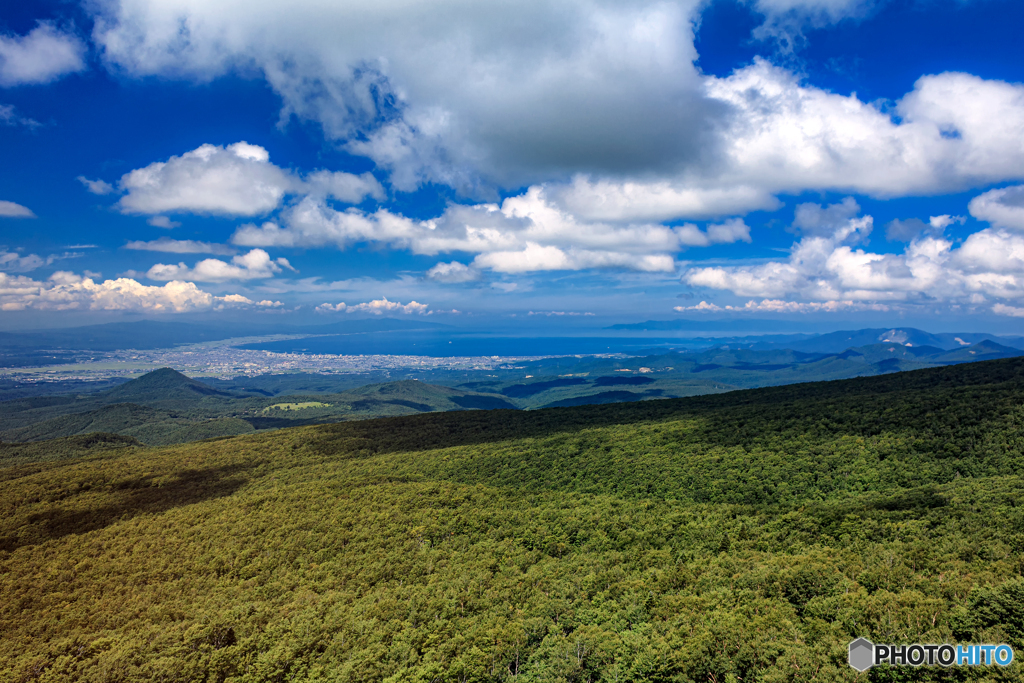 青森県・八甲田山から望む青森市の風景