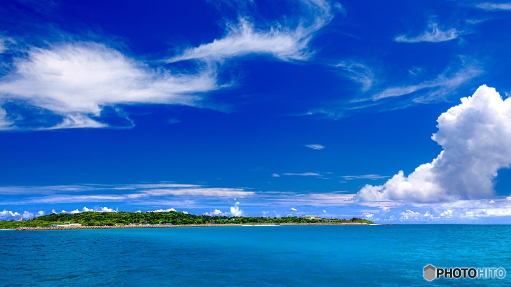 沖縄県・海から眺める鳩間島の風景