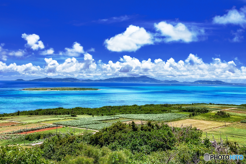 沖縄県・小浜島の大岳から眺める八重山諸島の風景
