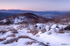 長野県・八子ヶ峰から望む中央アルプスと南アルプスの夜明け