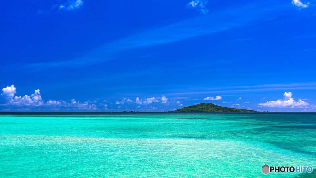 沖縄県・宮古島から望む大神島の風景