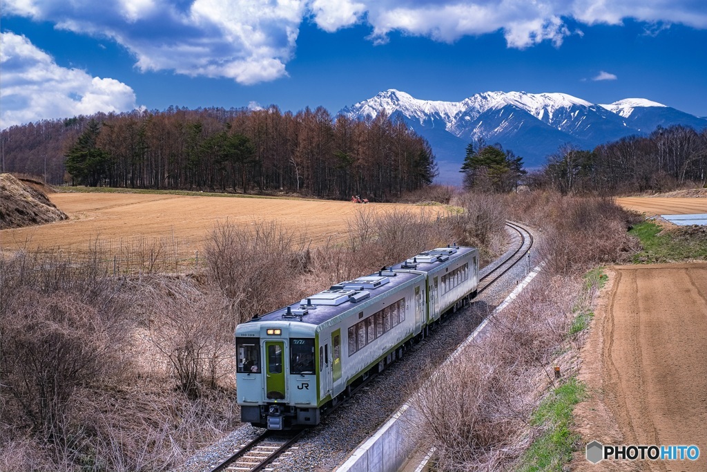 長野県・川上村 八ヶ岳と小海線の風景