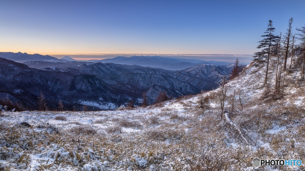 長野県・美ヶ原高原 雪原の朝焼け