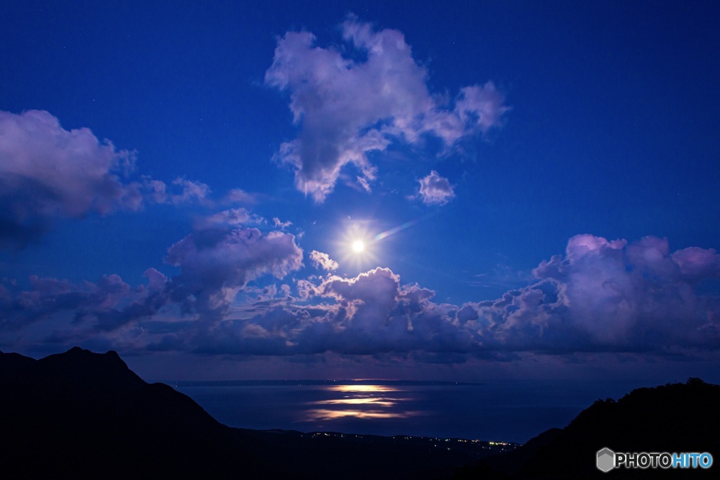 鹿児島県・屋久島 海から昇る満月