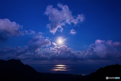 鹿児島県・屋久島 海から昇る満月