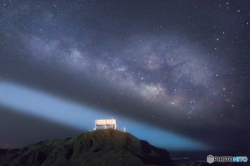 千葉県・南房総 野島崎灯台の光跡と天の川