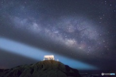 千葉県・南房総 野島崎灯台の光跡と天の川