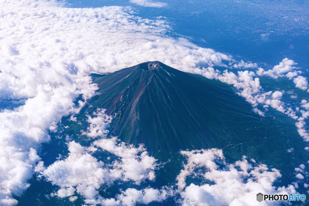山梨県・夏の富士山（空撮）