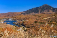 長野県・秋の白樺湖と蓼科山の風景