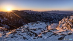長野県・美ヶ原高原 朝日射す雪の岩 1